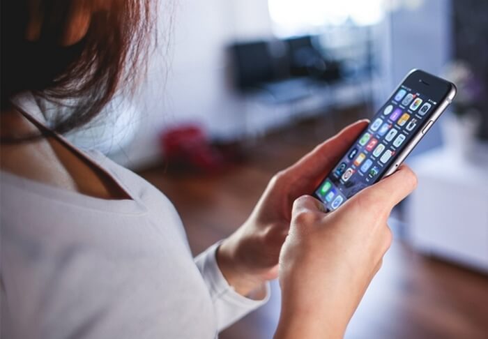 Elle a commencé à aller aux toilettes avec son iPhone